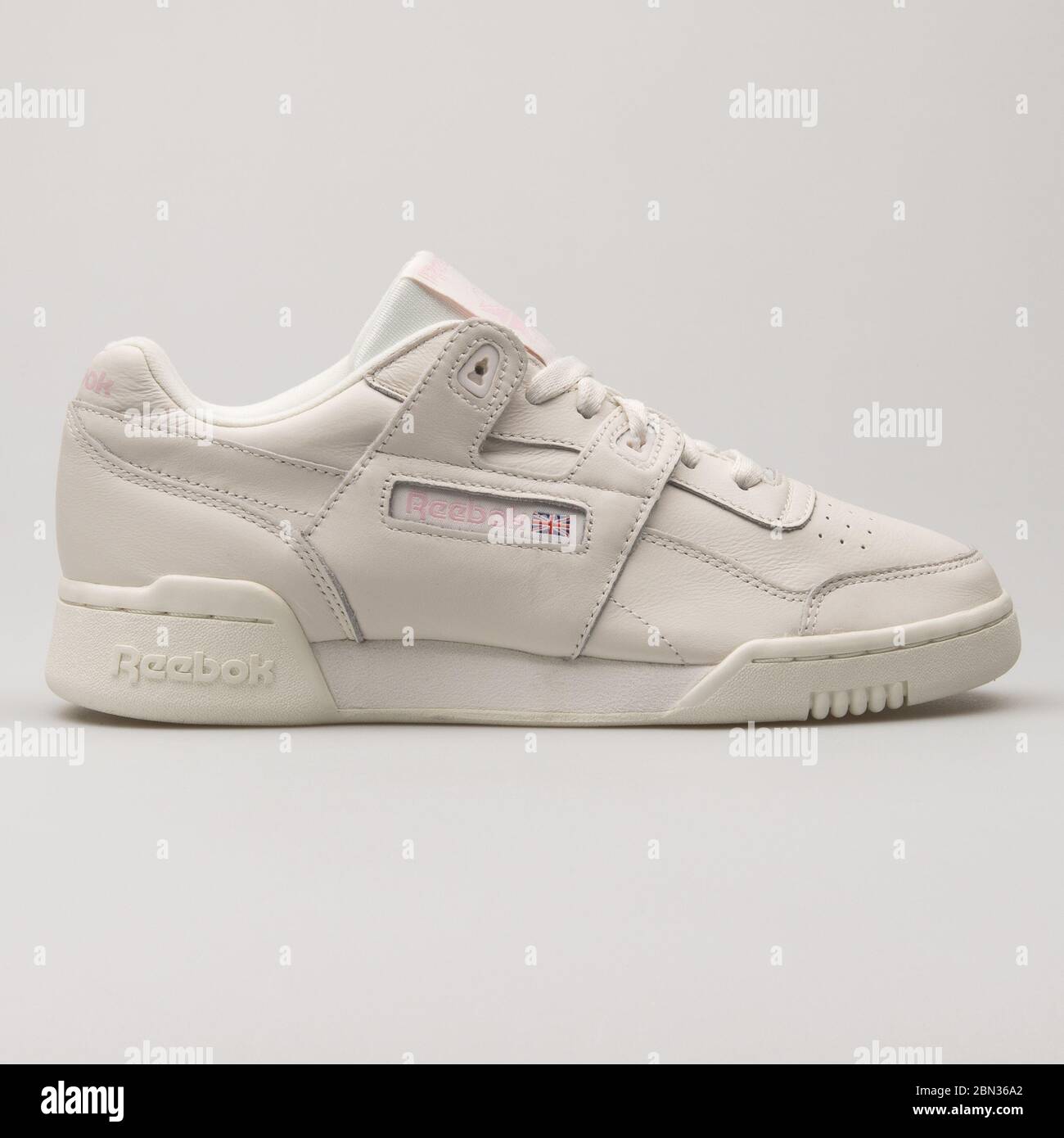 VIENA, AUSTRIA - 13 DE AGOSTO de 2018: Reebok Workout Plus blanco y rosa  sneaker sobre fondo blanco Fotografía de stock - Alamy