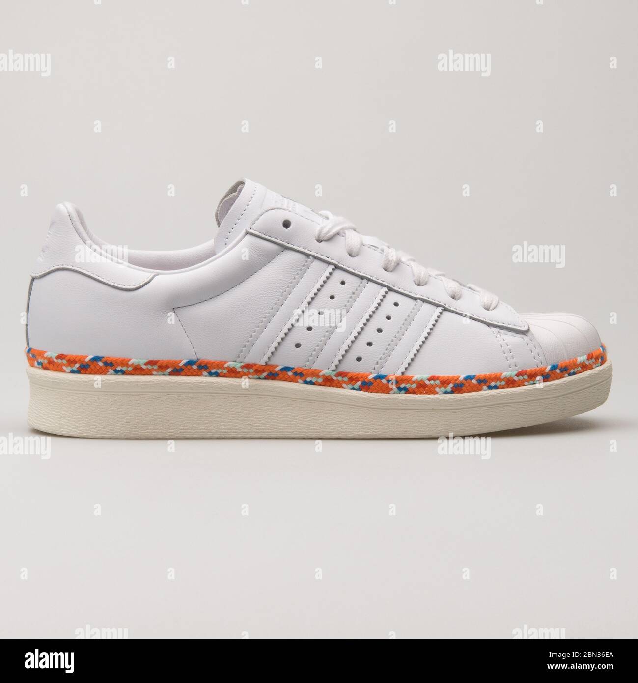 Adidas superstar blancas y cheap naranjas