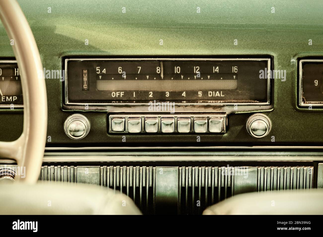 Imagen de estilo retro de una radio de coche antigua dentro de un coche  clásico verde Fotografía de stock - Alamy