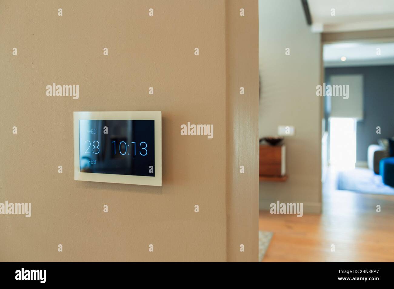 Automatización digital del hogar que muestra la fecha y la hora Foto de stock