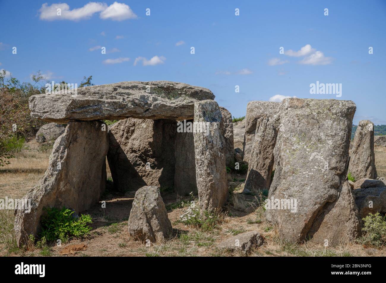 Francia, Puy de Dome, Parque Natural Regional de Volcans d’Auvergne, Cournols, localidad la Grotta, el dolmen de Cournols // Francia, Puy-de-Dôme (63), Parc Foto de stock