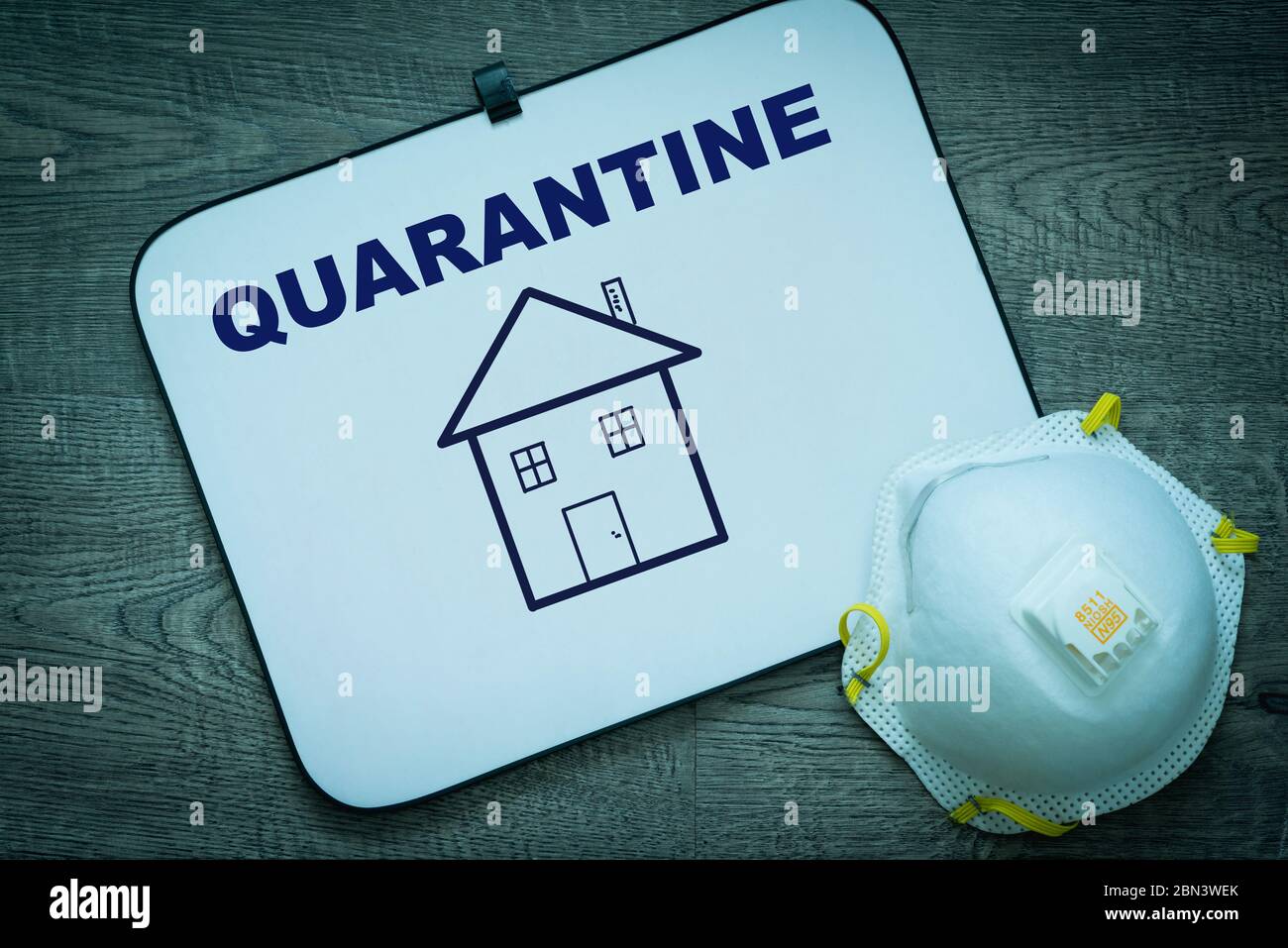 Concepto, Quarantine Stay at Home, dibujo de una casa, Máscara N95 Foto de stock