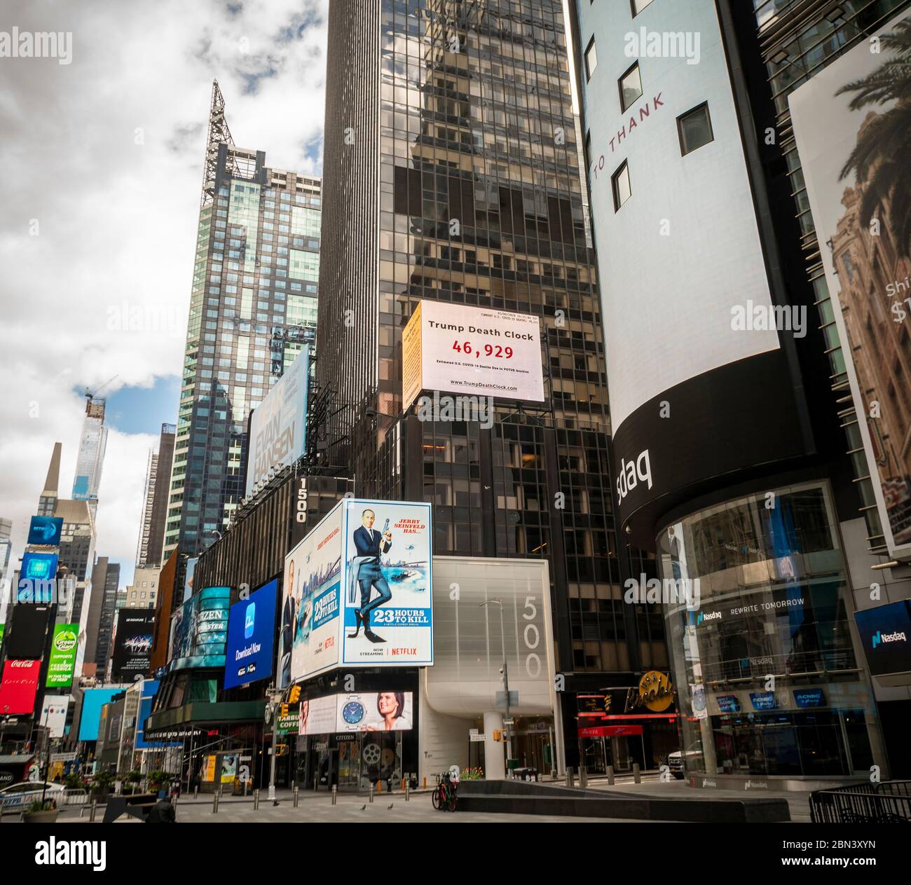 El cartel del “Trump Death Clock” se ve en Times Square en Nueva York el sábado 9 de mayo de 2020. El reloj, originado por el director de la empresa Eugene Jrecki, muestra la cantidad estimada de muertes en Estados Unidos por el COVID-19 debido a la demora en la respuesta del presidente Trump y otros miembros de su equipo. (© Richard B. Levine) Foto de stock