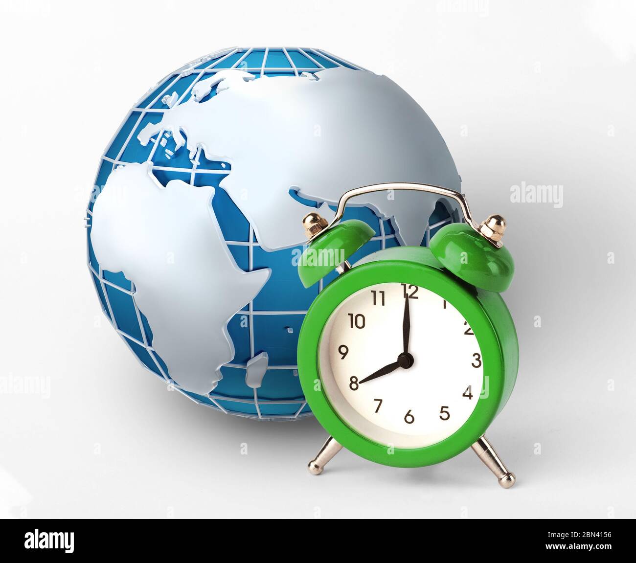 Concepto de zonas horarias mundiales. Reloj de alarma verde y globo sobre fondo blanco, collage Foto de stock