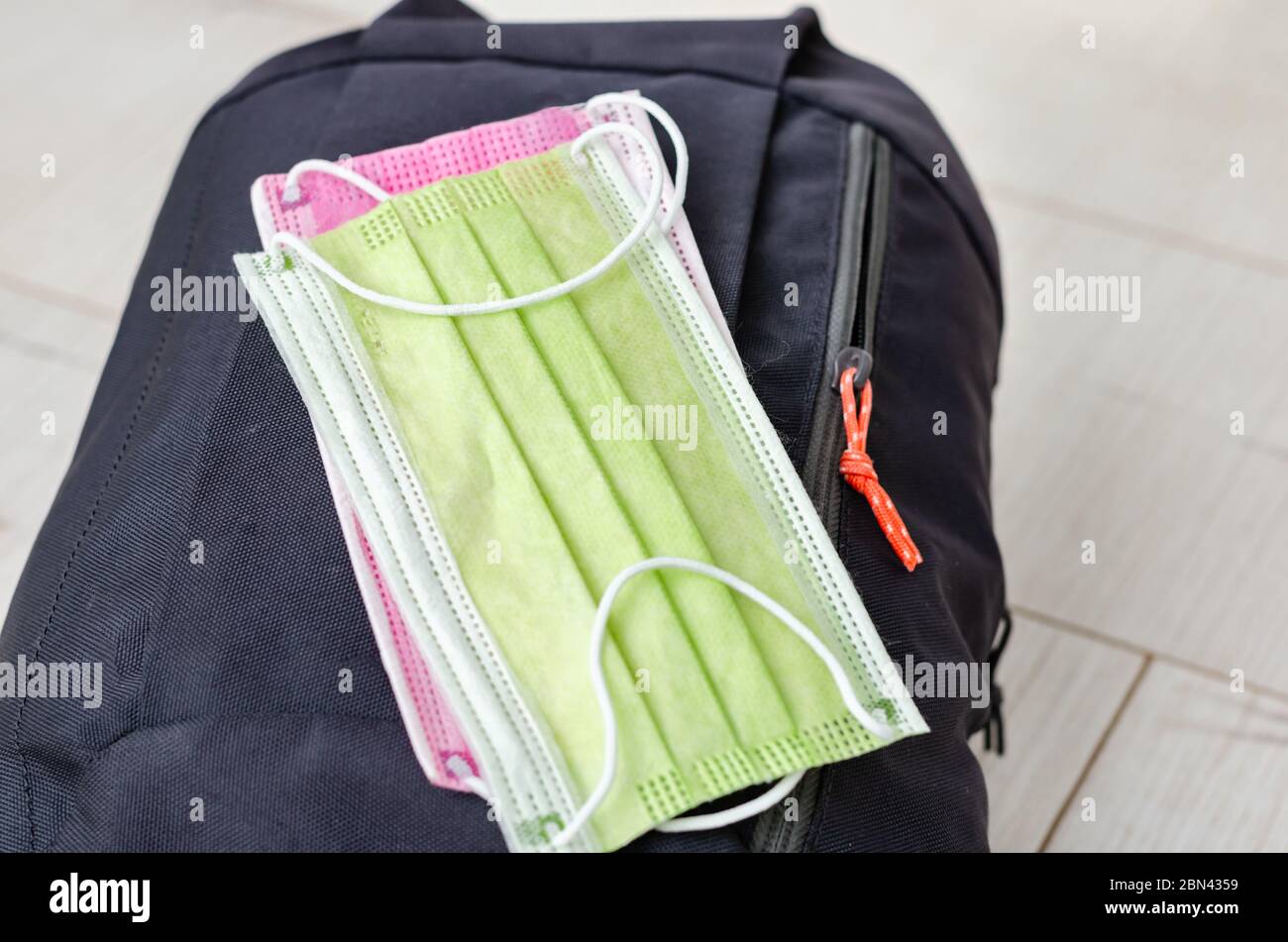 Vista de cerca con una mochila con máscara de protección facial lista para  el viaje de montaña. Medidas para evitar la contaminación con covid -19  después de salir de la montaña Fotografía