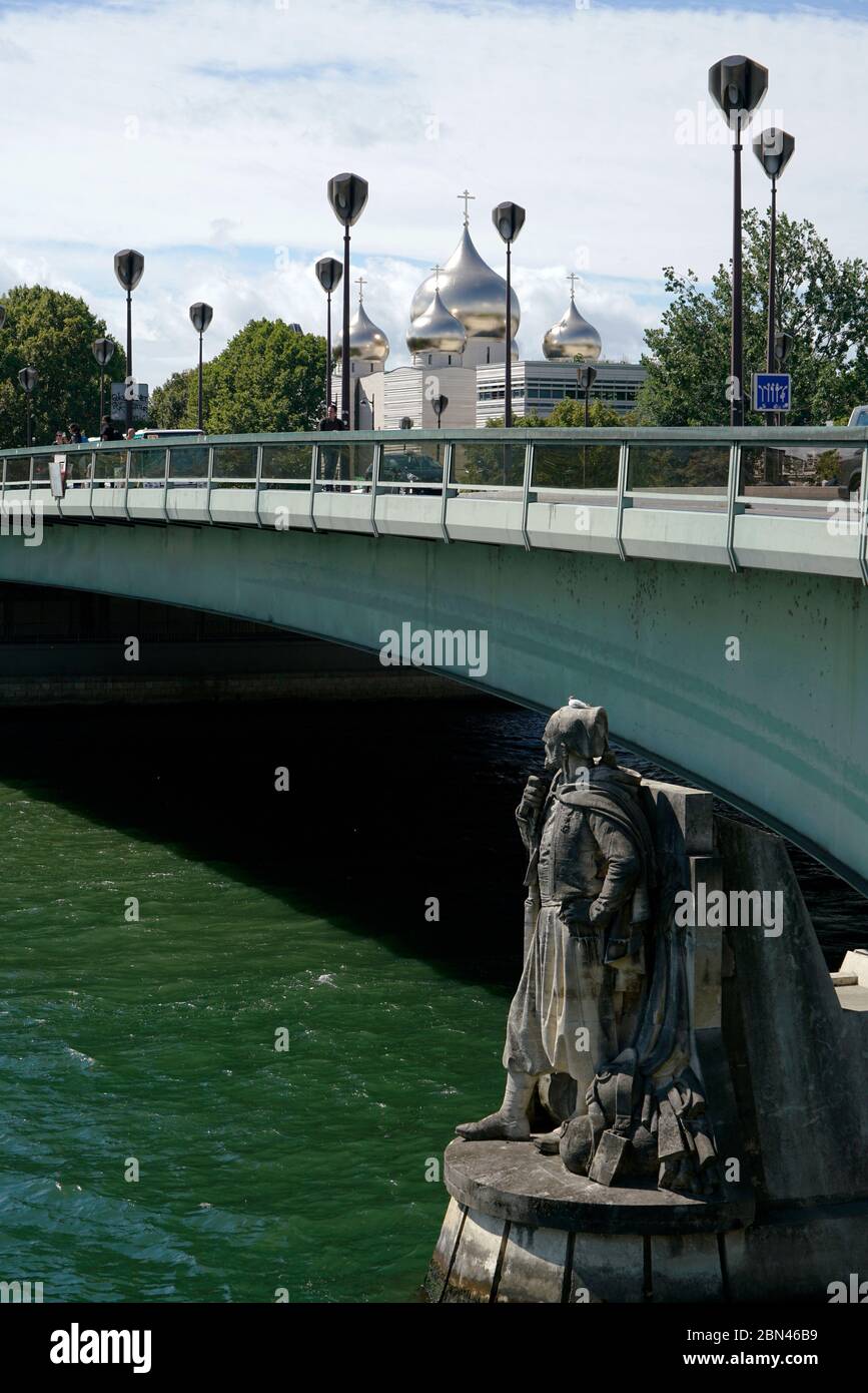 Pont de l'Alma con la estatua de Zouave la inundación informal Marcador del río Sena y la Torre Eiffel en el fondo.París.Francia Foto de stock