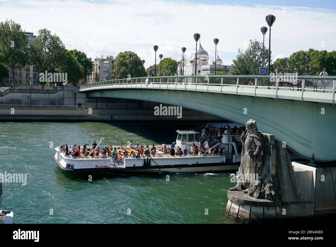 Pont de l'Alma con la estatua de Zouave la inundación informal Marcador del río Sena y un barco turístico que pasa por debajo.París.Francia Foto de stock