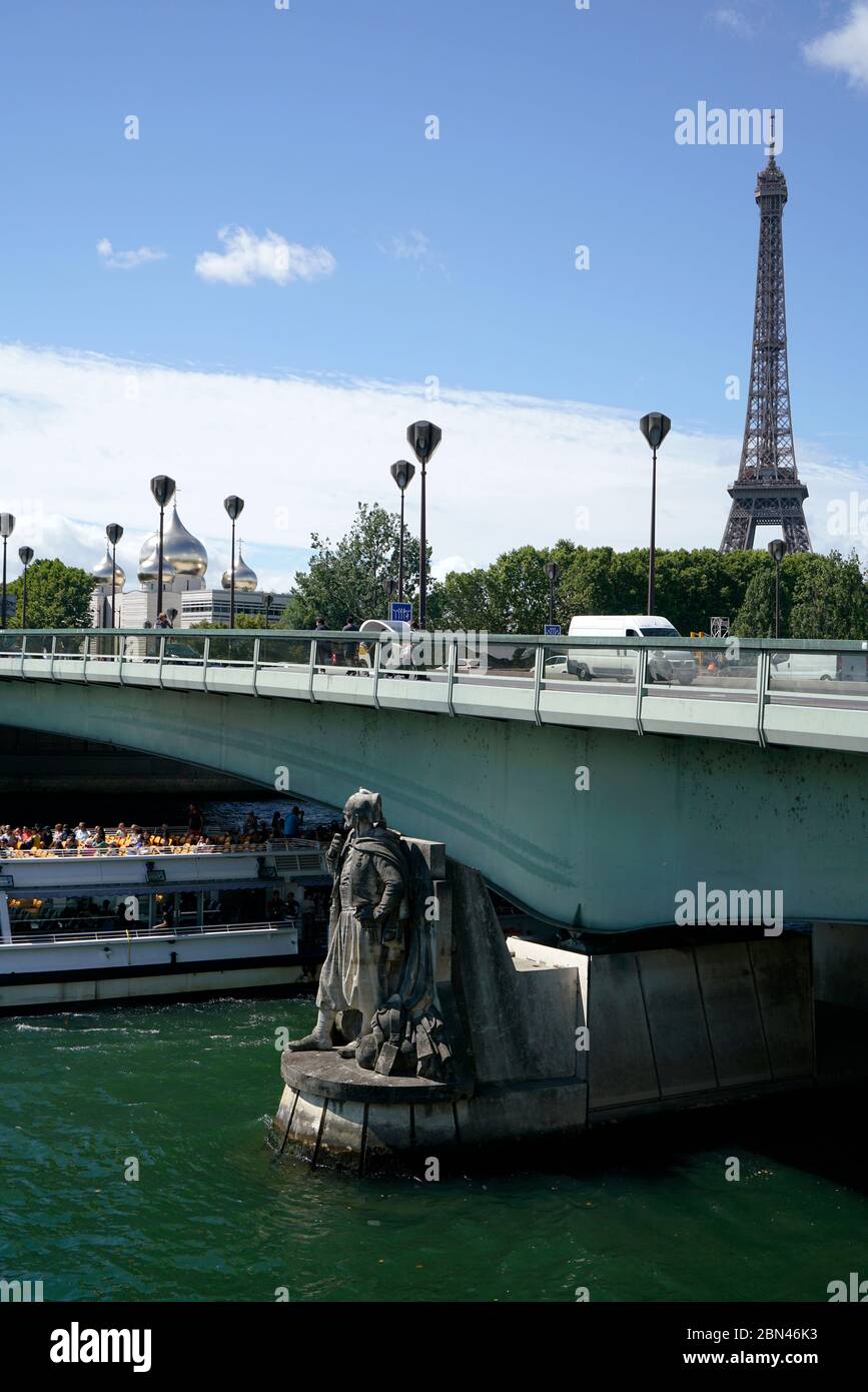 Pont de l'Alma con la estatua de Zouave la inundación informal Marcador del río Sena y la Torre Eiffel en el fondo.París.Francia Foto de stock
