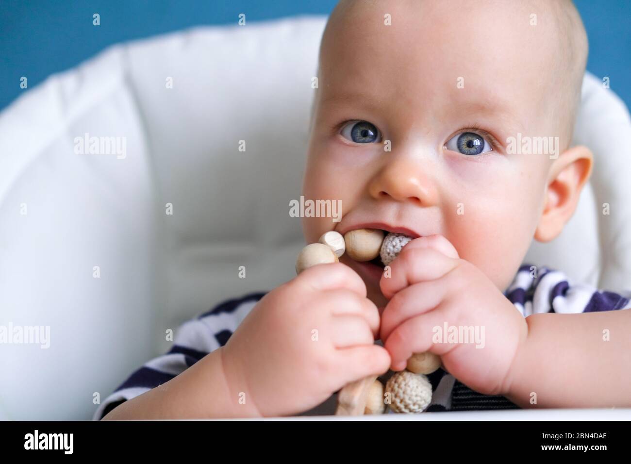 Eco Juguetes De Madera Juego De Bebe Nino Pequeno Caucasico Inteligente Jugando Juguetes Naturales En Tronas Juegos Para El Desarrollo Temprano Juguete En La Boca De Los Ninos Fotografia De Stock