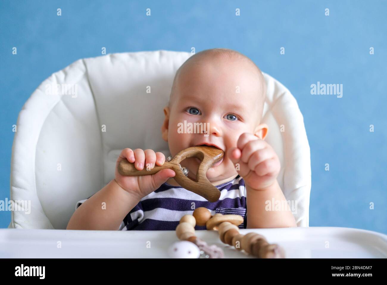 Eco Juguetes De Madera Juego De Bebe Nino Pequeno Caucasico Inteligente Jugando Juguetes Naturales En Tronas Juegos Para El Desarrollo Temprano Juguete En La Boca De Los Ninos Fotografia De Stock