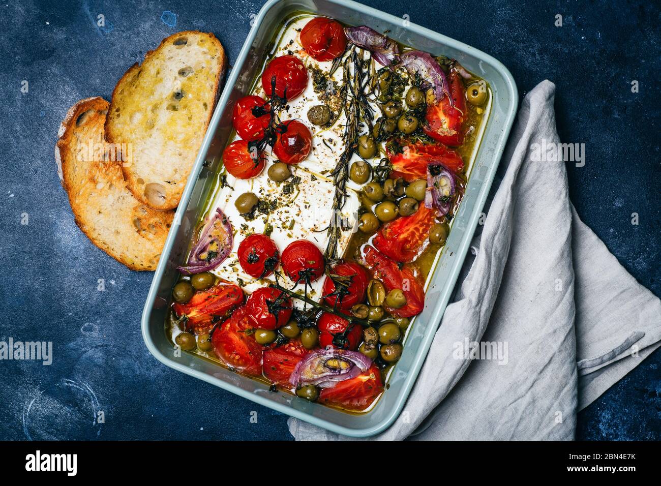 Verduras al horno con queso feta, aceitunas, cebollas, hierbas provenzal,  especias, aceite de oliva y tomates. Concepto de cocina casera Fotografía  de stock - Alamy