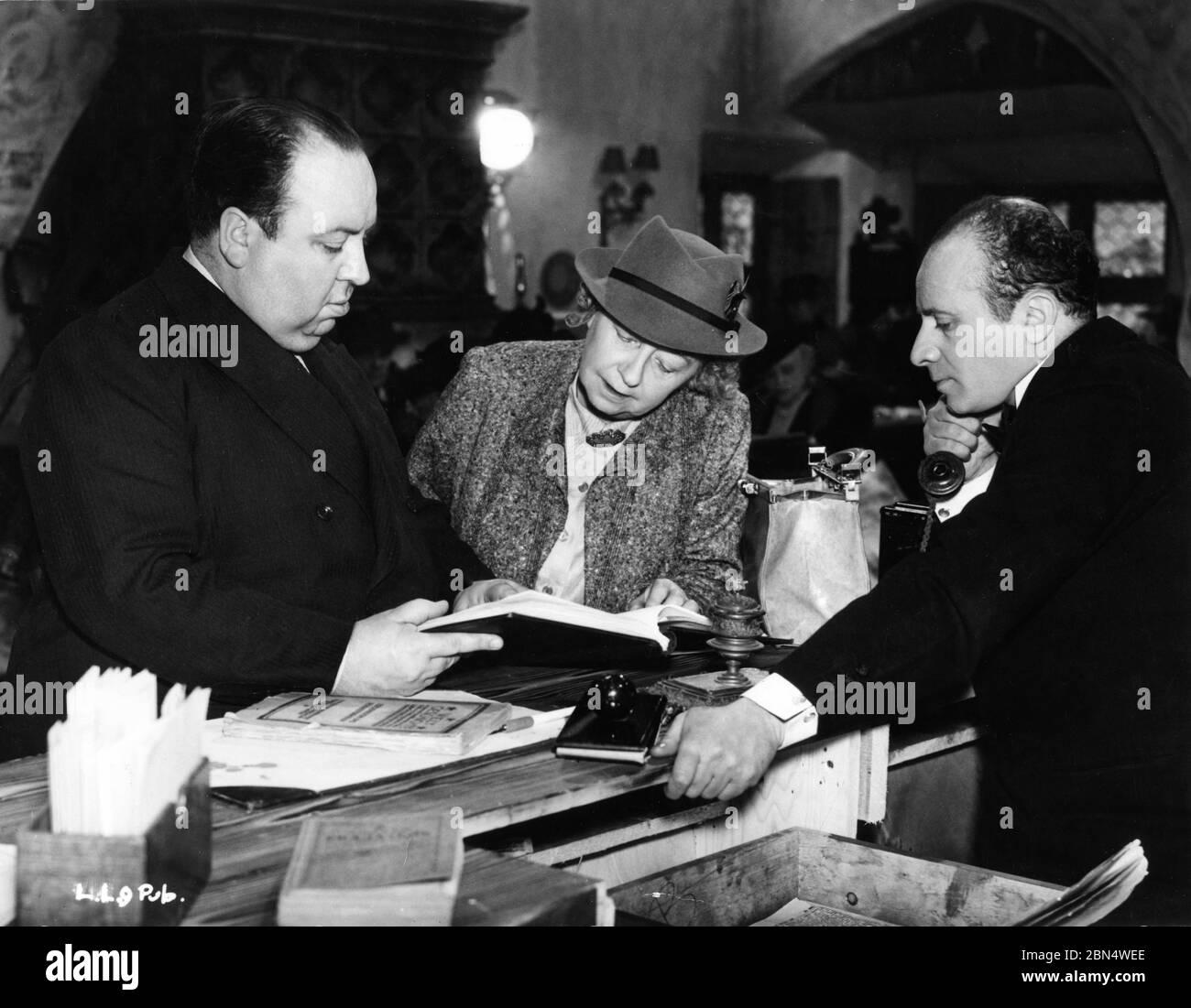 Director ALFRED HITCHCOCK con Dame MAY WHITTY y EMILE BOREO en Set