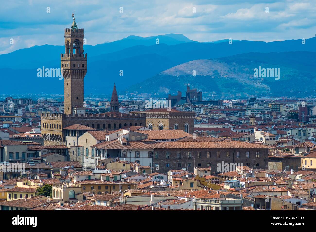 Florencia, Italia - 16 de agosto de 2019: Vista del horizonte de Florencia con el Palazzo Vecchio y el paisaje de la Toscana, Italia Foto de stock