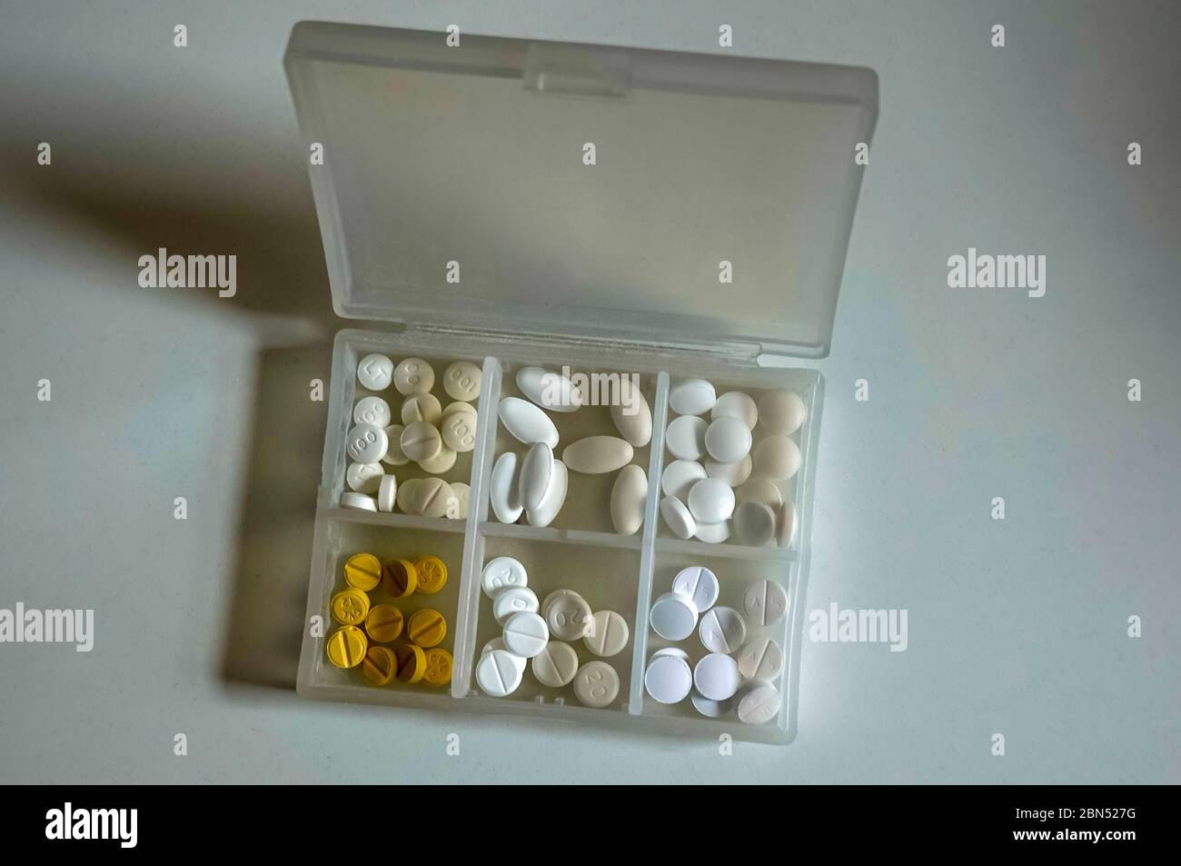 Seis medicamentos Rx en un estuche de plástico Foto de stock