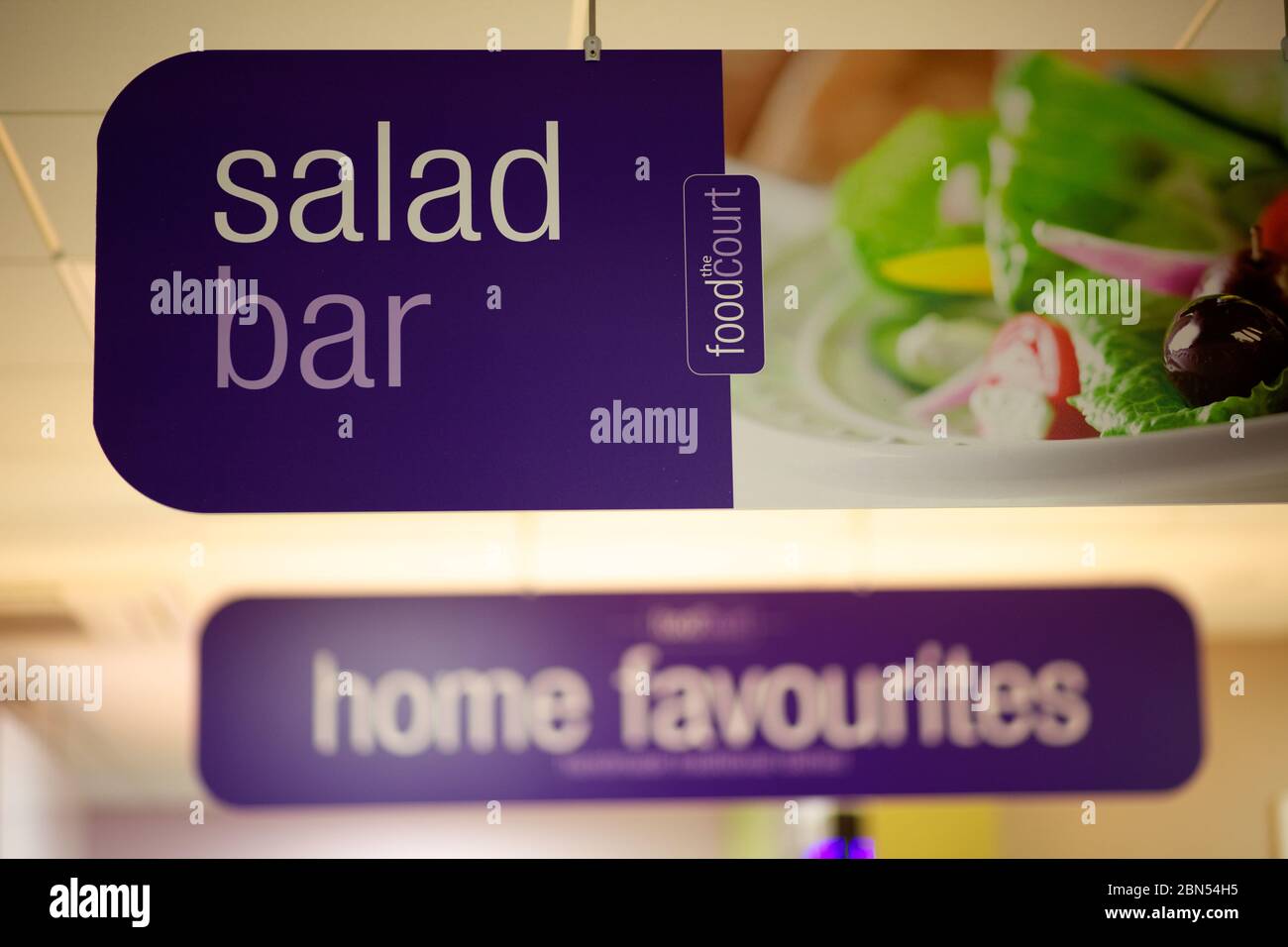 Barra de ensaladas en color púrpura que representa una ensalada, Foto de stock