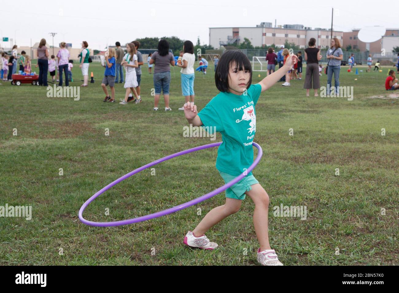 Niña jugando con el hula hoop en el exterior Fotografía de stock - Alamy