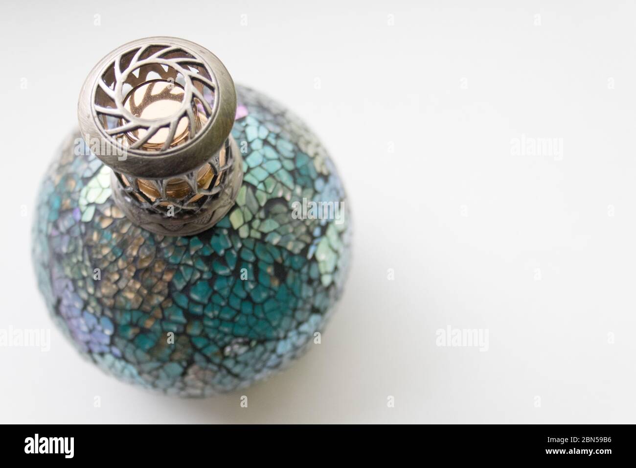 Lámpara de cristal con fragancia, colores verde y azul Foto de stock