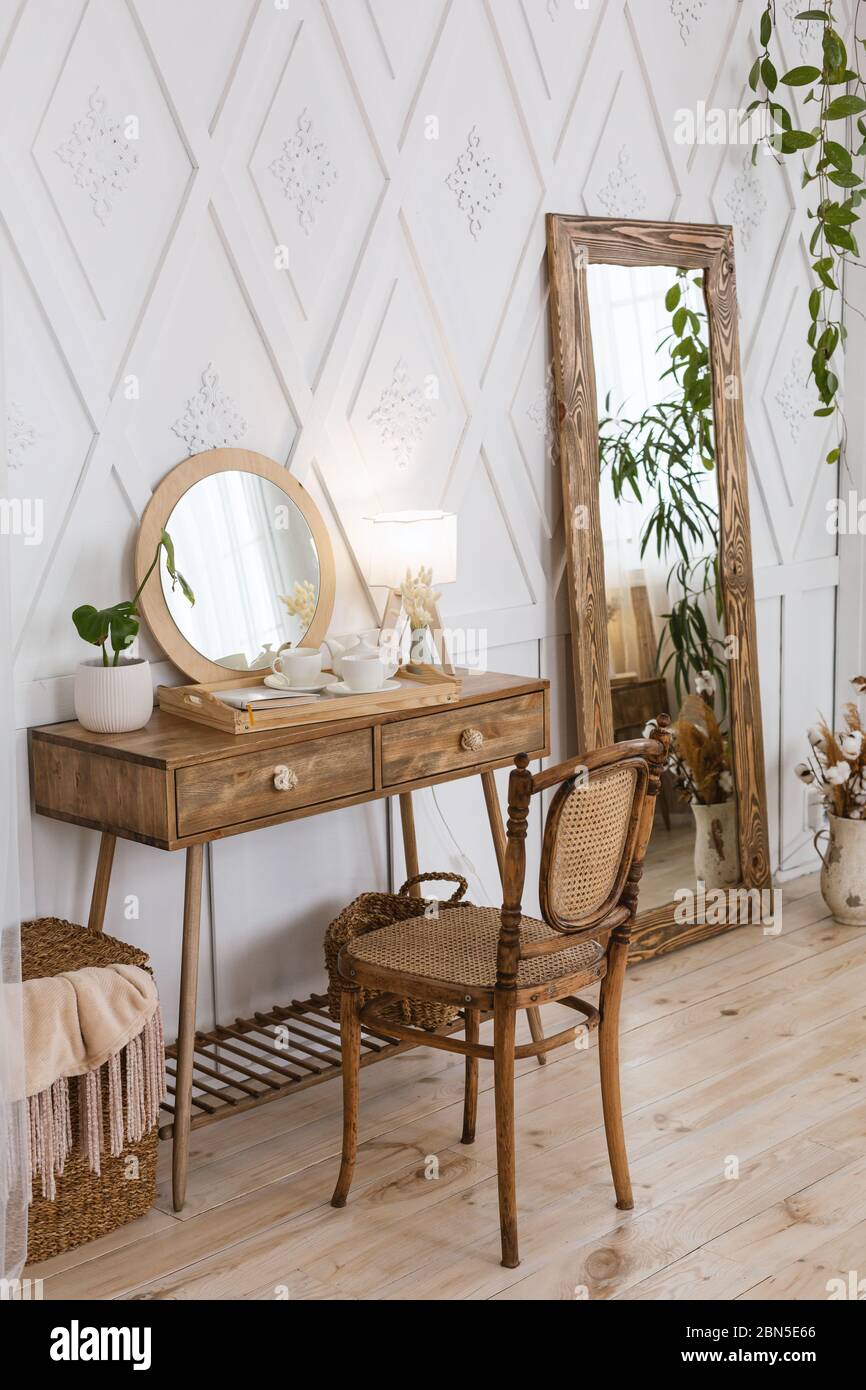 Mesa femenina para maquillaje en dormitorio. Espejo grande y muebles de  madera Fotografía de stock - Alamy