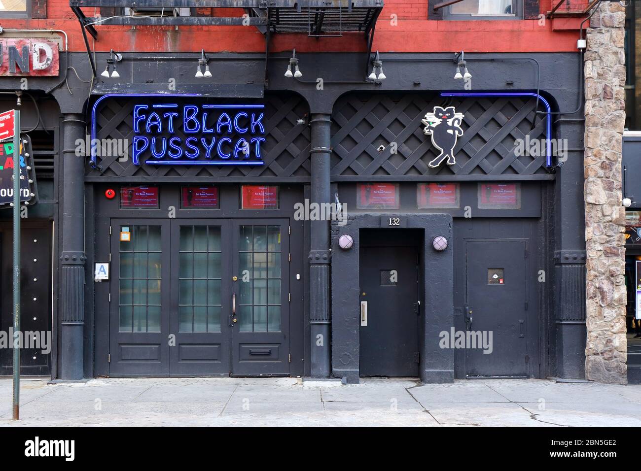 Fat Black Pussycat, 130 W 3rd Street, Nueva York, Nueva York, Nueva York, foto del escaparate de un club nocturno en el barrio de Greenwich Village de Manhattan. Foto de stock