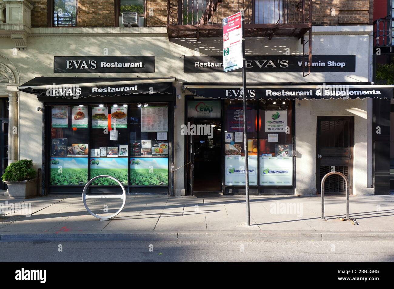 Eva's Kitchen, 11 West 8th Street, Nueva York, NY. Escaparate exterior de un restaurante de comida saludable en el barrio de Greenwich Village en Manhattan. Foto de stock