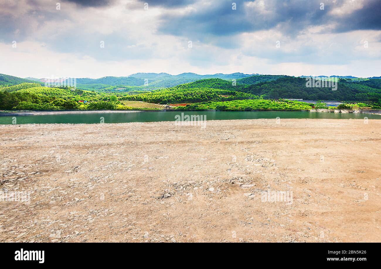 Pavimento de escombros vacíos y tranquilo paisaje natural rural. Foto de stock