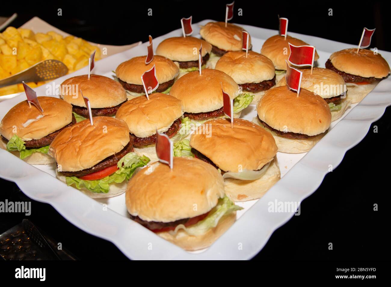 Buffet de hamburguesas con bandera en la parte superior. Hamburguesa  servida en el restaurante buffet de fiestas Fotografía de stock - Alamy