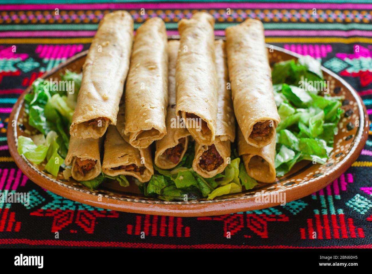 Flauta de pollo, tacos de pollo dorados y salsa comida mexicana casera