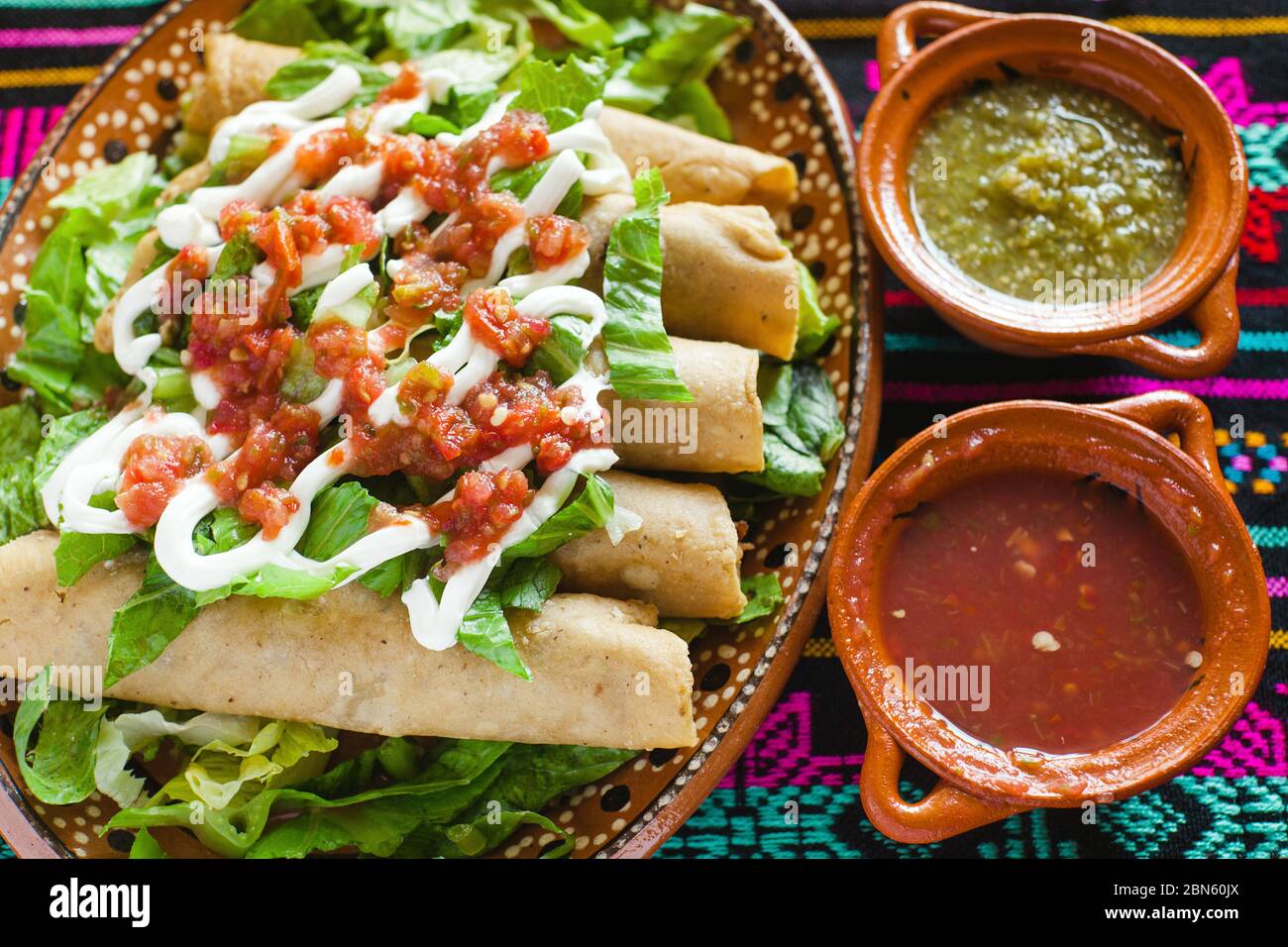 Flauta de pollo, tacos de pollo dorados y salsa comida mexicana casera