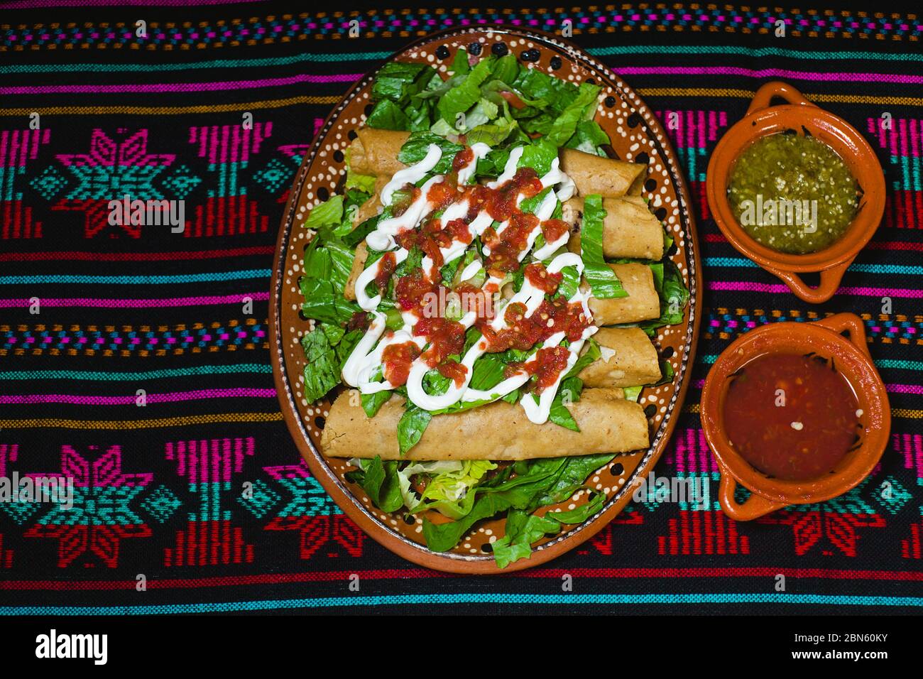 Flauta de pollo, tacos de pollo dorados y salsa comida mexicana casera