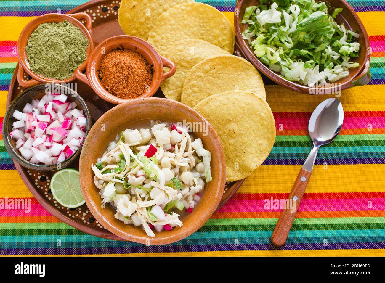 Sopa de maíz mexicana Pozole, comida tradicional en México hecha con granos  de maíz Fotografía de stock - Alamy
