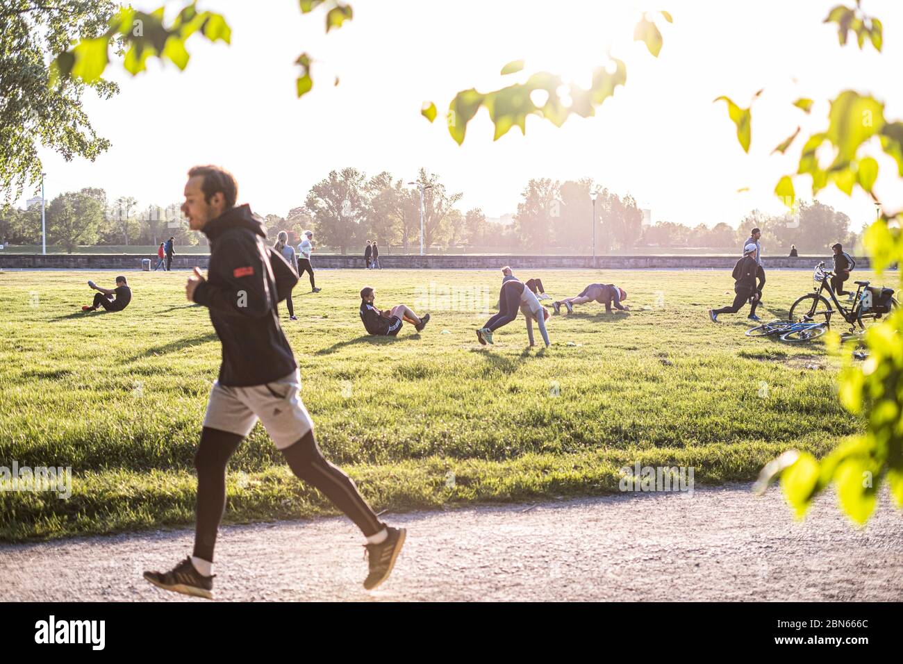 Sport mit Abstand im Freien zu Coronazeiten im Rheinpark, Düsseldorf. Foto de stock