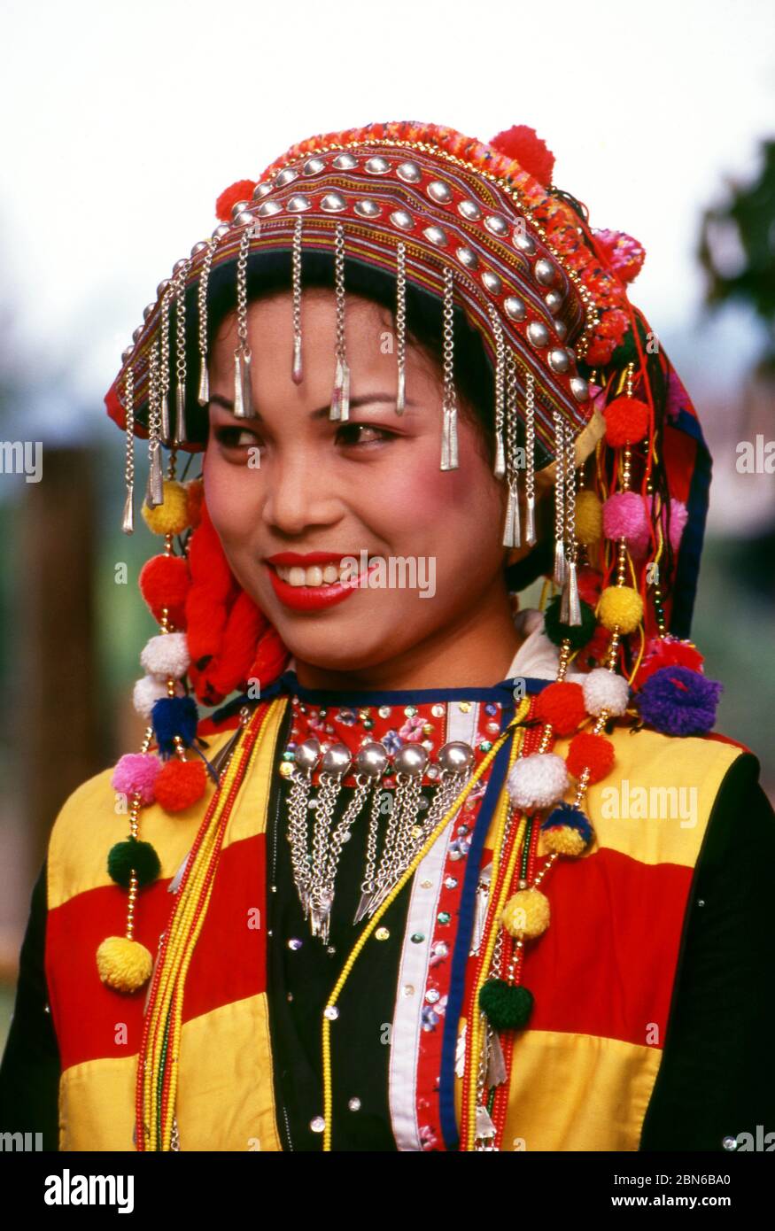 Birmania / Myanmar: Mujer Lisu con traje tradicional, Manhkring, Myitkyina, Estado de Kachin. El pueblo de Lisu (Lìsù zú) es un grupo étnico Tibeto-Burman Foto de stock