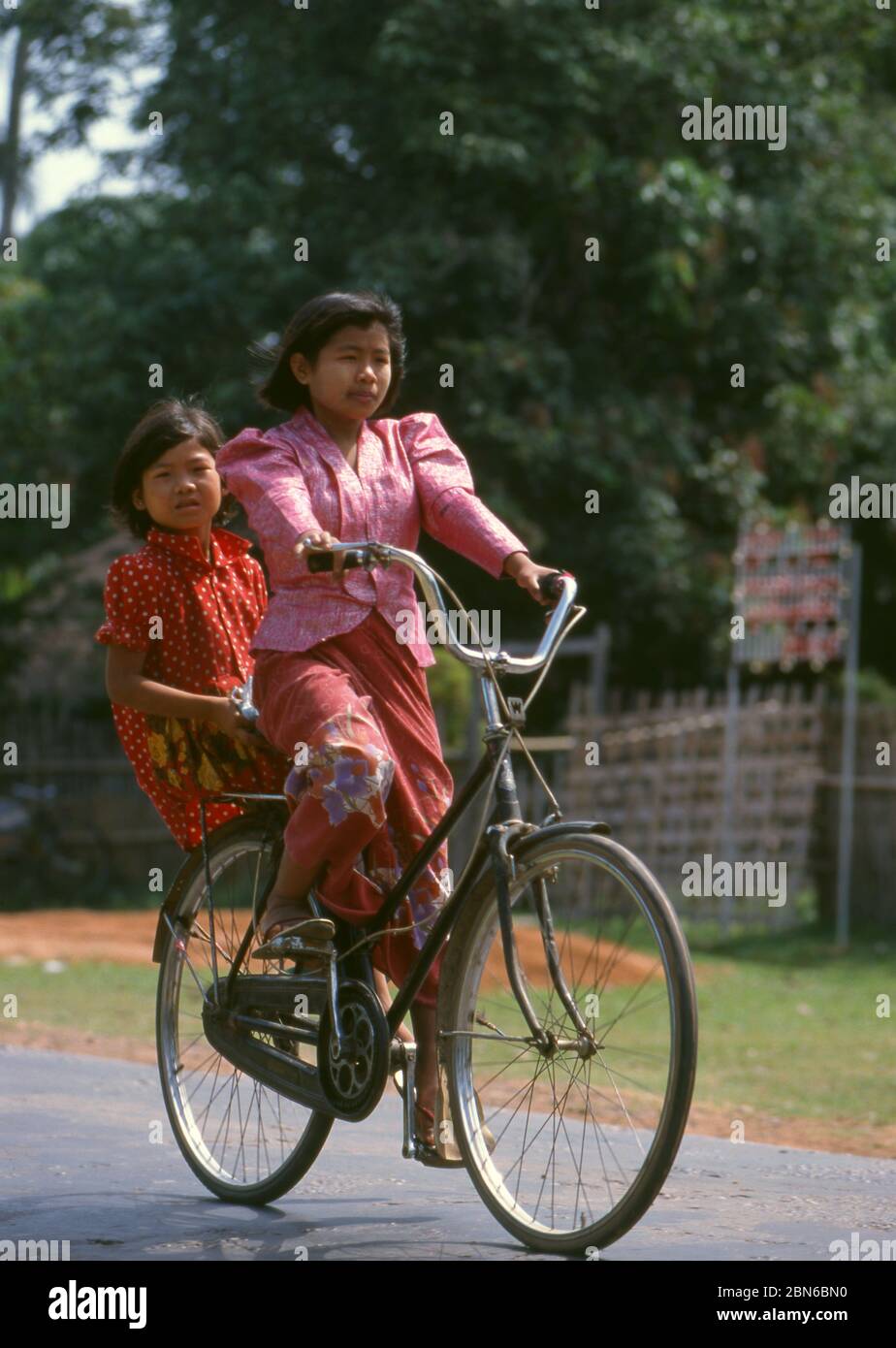 Birmania / Myanmar: Mujeres lisu en bicicleta, Manhkring, Myitkyina, Estado de Kachin. El pueblo de Lisu (Lìsù zú) es un grupo étnico Tibeto-Burman que habita Foto de stock