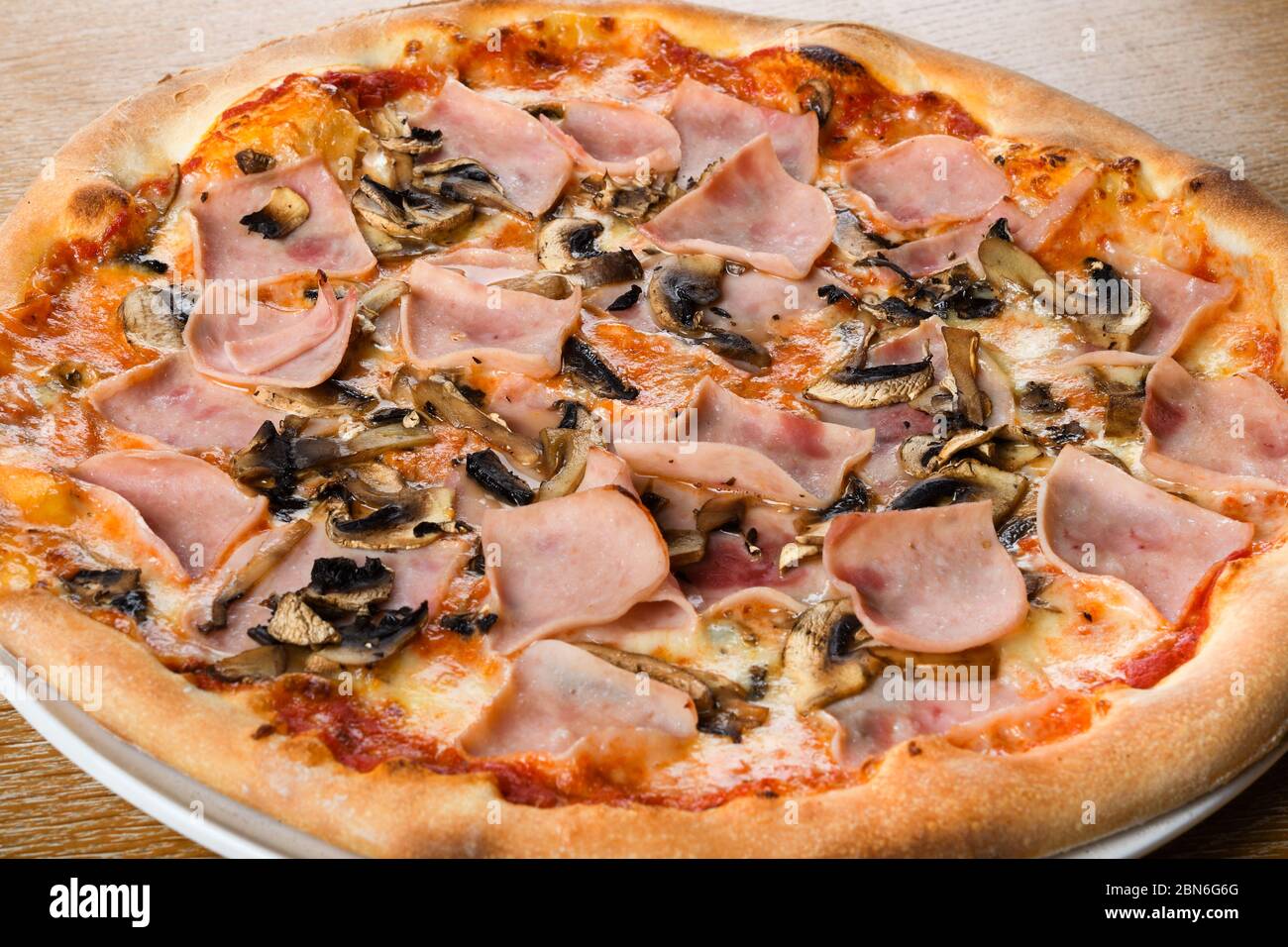 Pizza prosciutto e funghi, tradicional horno italiano masa cocida con
