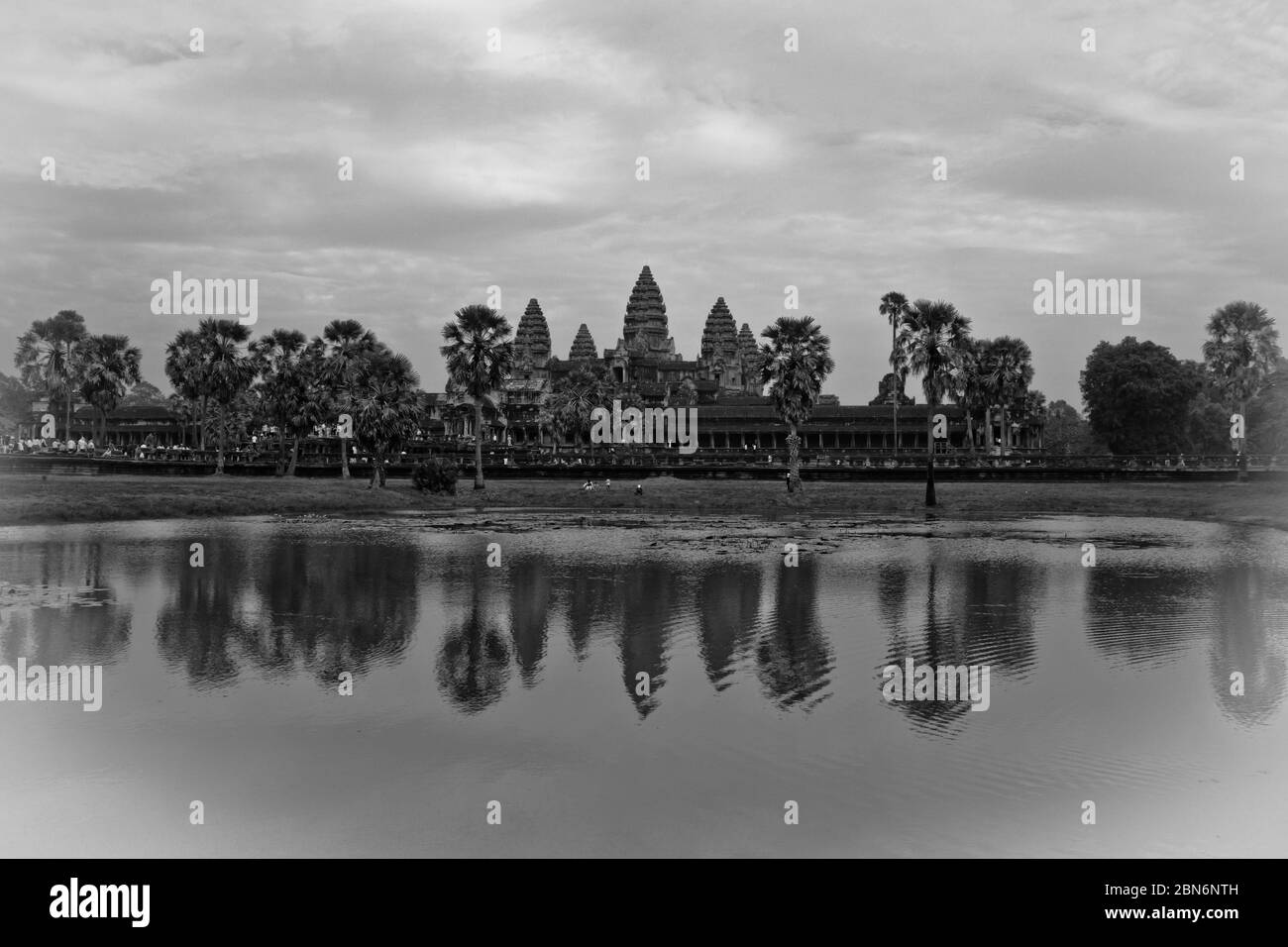 Angkor Wat es un complejo de templos en Camboya y es el monumento religioso más grande del mundo Foto de stock