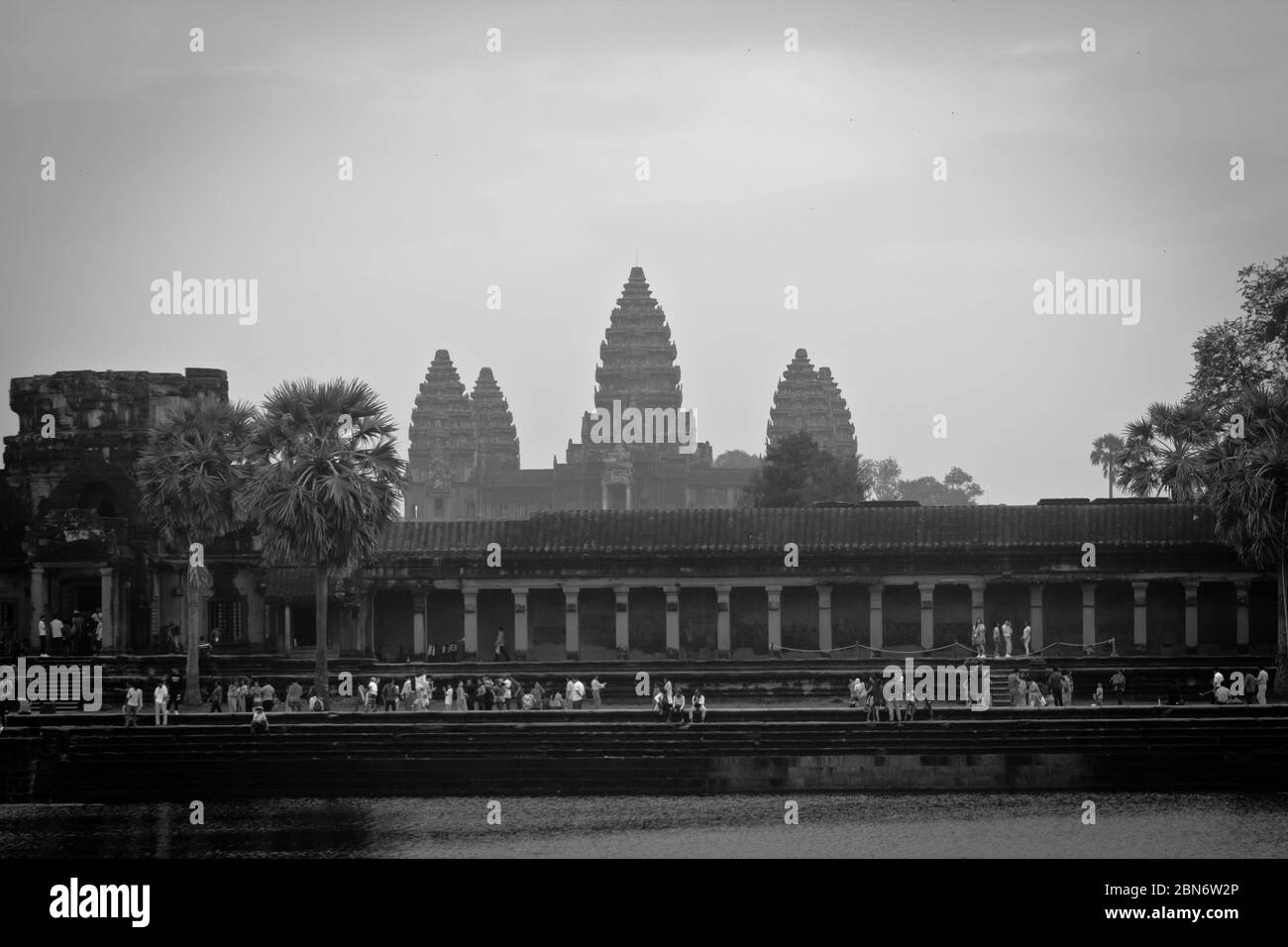 Angkor Wat es un complejo de templos en Camboya y es el monumento religioso más grande del mundo Foto de stock