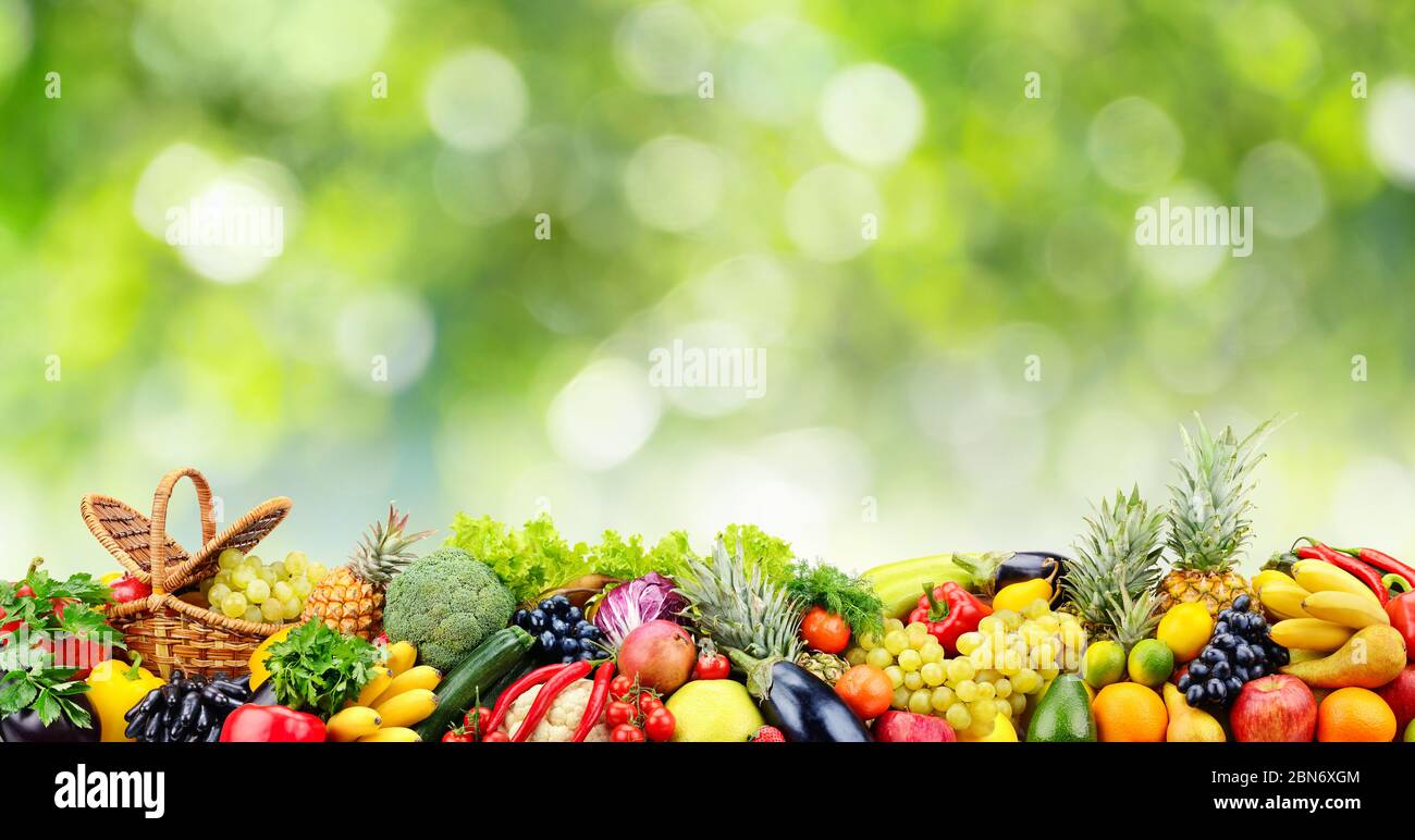 Frutas, verduras, bayas sobre fondo verde natural borroso. Espacio de
