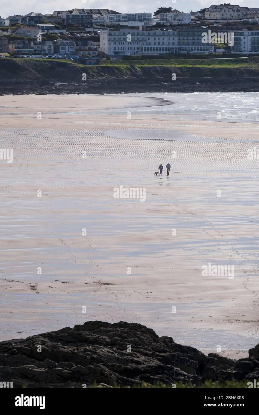 Debido a la pandemia de Coronavirus Covid 19, la playa Fistral, normalmente ocupada, está ahora vacía en Newquay, en Cornwall. Foto de stock