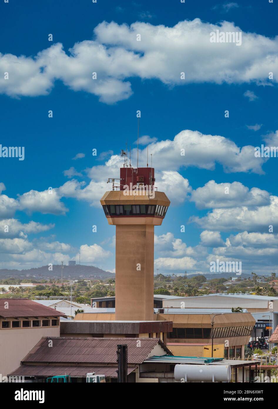 Torre de control en el pequeño aeropuerto bajo el cielo de Niza Foto de stock