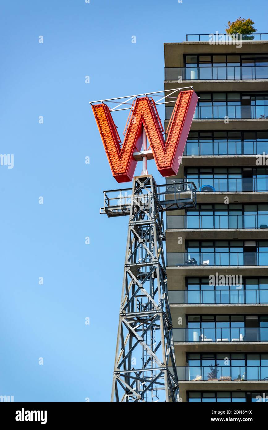 VANCOUVER, CANADÁ - 3 DE AGOSTO: Símbolo W rojo neón del edificio de Woodward, el 3 de agosto de 2019 en el centro de Vancouver, Bristish Columbia, Canadá Foto de stock