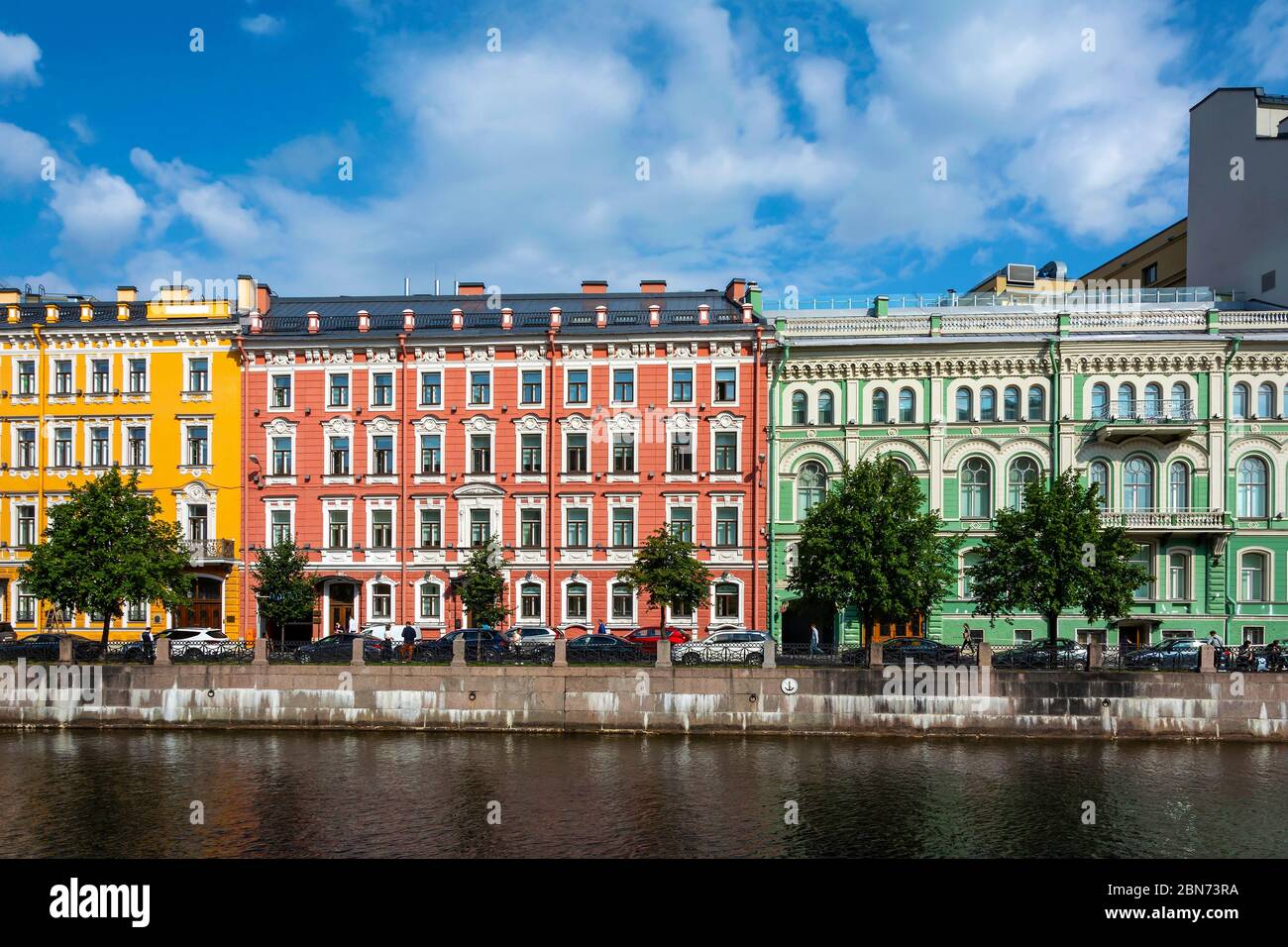 San Petersburgo, dique del río Moika en el puente rojo, paisaje urbano brillante Foto de stock