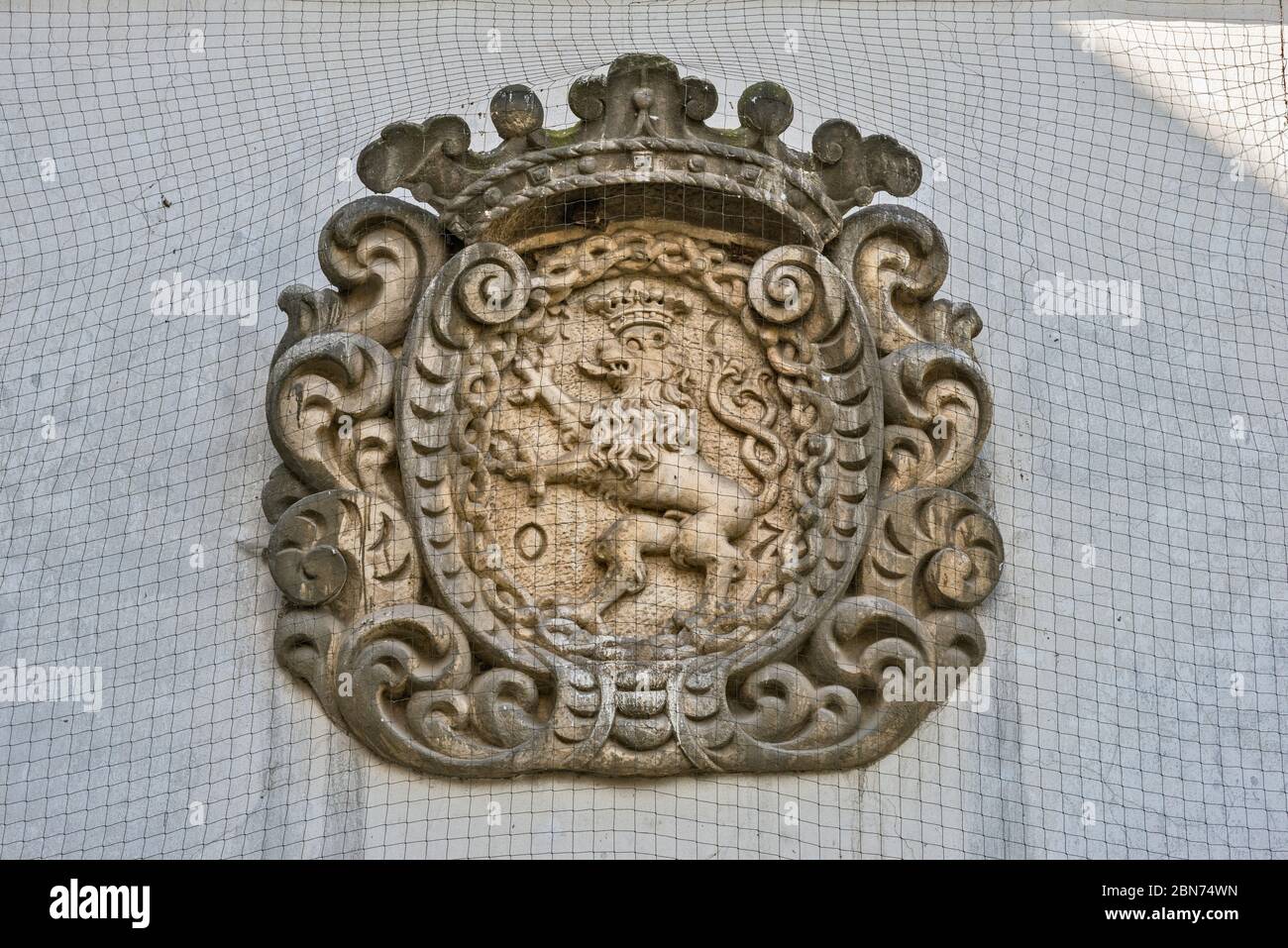 Escudo de Bohemia, tallado en puerta medieval en Jaromer, Bohemia, República Checa, Europa Central Foto de stock