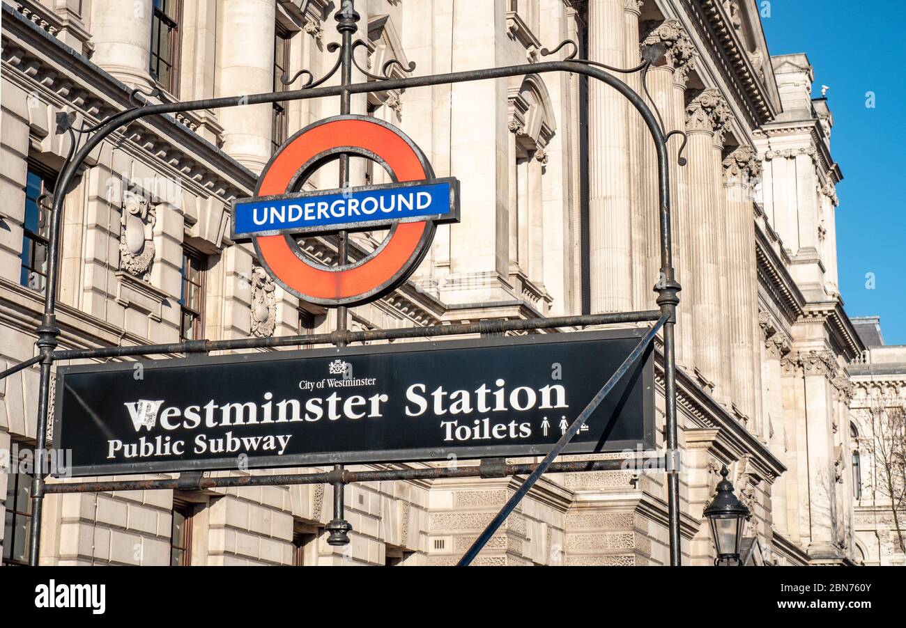 Westminster London Metro estación de metro rotonda y signo. Cerca de Whitehall, la zona está dominada por oficinas gubernamentales y edificios. Foto de stock