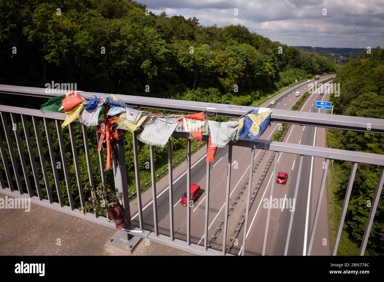 Banderas budistas en memoria de un hombre que se suicidó saltando desde este puente sobre la autopista A45 al sur de Dortmund, Renania del Norte-Westfalia, G. Foto de stock