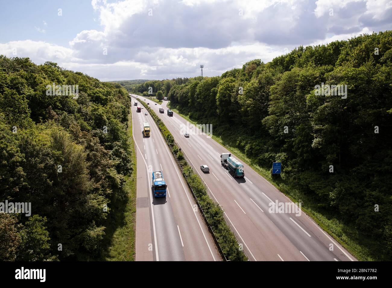 Bajo tráfico por la Autobahn A 45 en el sur de Dortmund, Renania del Norte-Westfalia, Alemania. Wenig Verkehr auf der Autobahn A 45 im Sueden von Dortmun Foto de stock