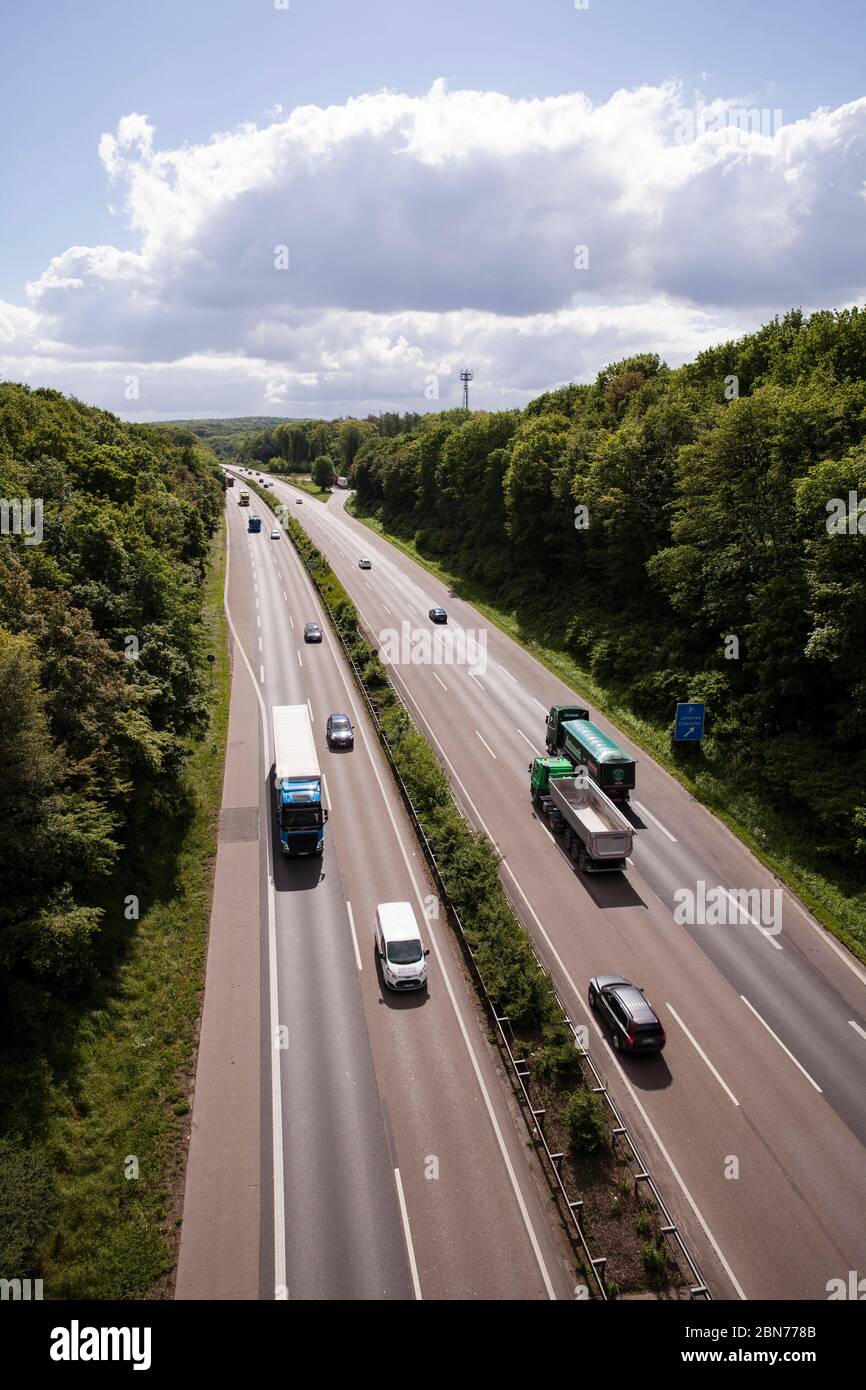Bajo tráfico por la Autobahn A 45 en el sur de Dortmund, Renania del Norte-Westfalia, Alemania. Wenig Verkehr auf der Autobahn A 45 im Sueden von Dortmun Foto de stock