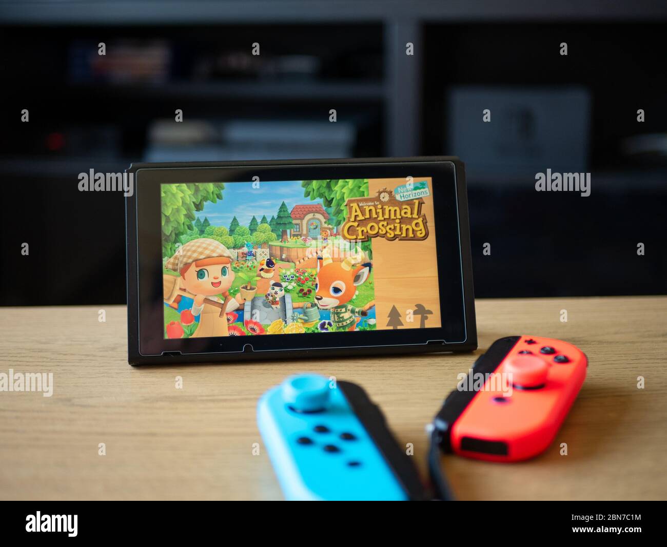 Mayo 2020, Reino Unido: Nintendo cambiar animales cruzando nuevos horizontes con Joy con controladores de neón Foto de stock