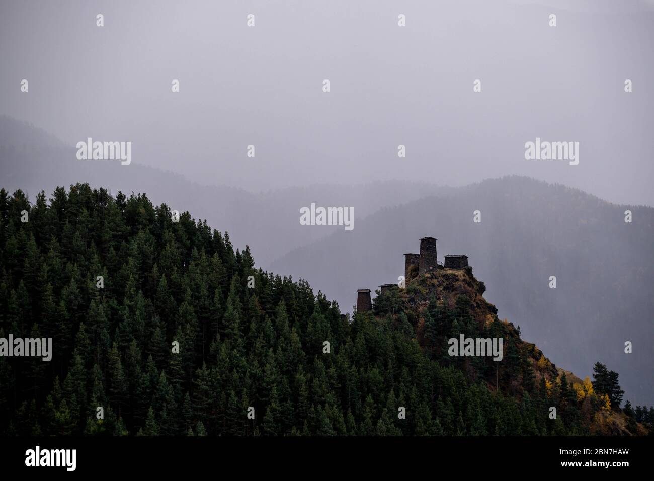 Cáucaso, Georgia, región de Tusheti, Dartlo. Torre medieval contra un paisaje de montaña en la región de Tusheti Foto de stock