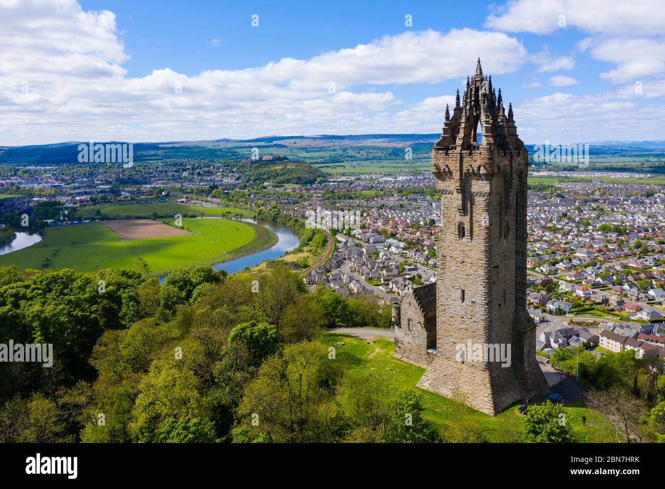 Vista aérea de la torre del Monumento Nacional Wallace cerrada debido a la sujeción de Covid-19 en Abbey Craig, Stirling, Escocia, Reino Unido Foto de stock
