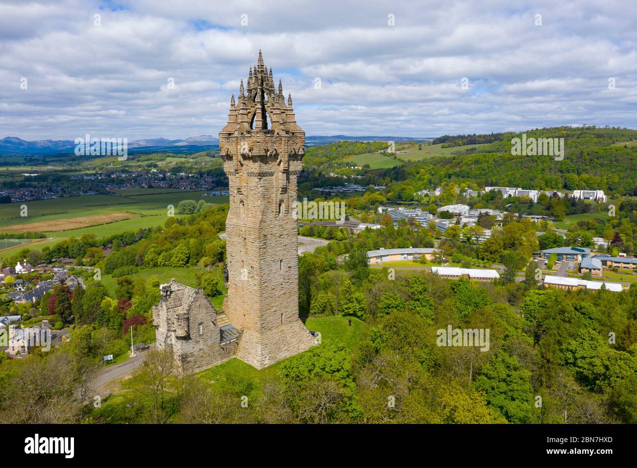 Vista aérea de la torre del Monumento Nacional Wallace cerrada debido a la sujeción de Covid-19 en Abbey Craig, Stirling, Escocia, Reino Unido Foto de stock
